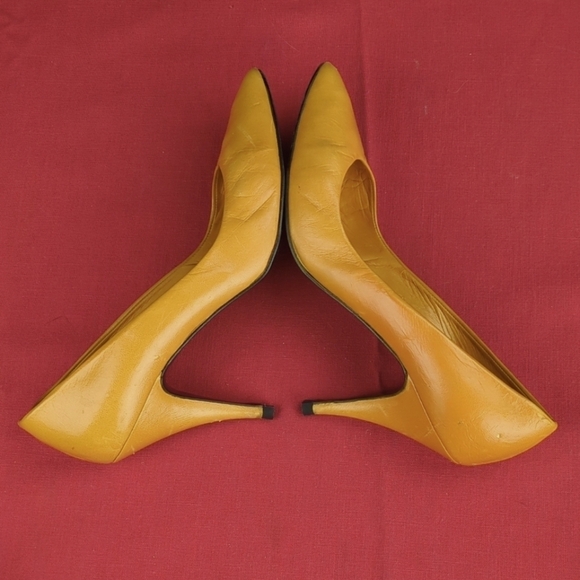 Sasha London Mustard Color Leather Pumps - Picture 3 of 13